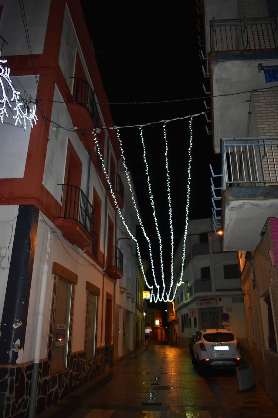La magia de la Navidad ha llegado ya a Miajadas en forma de luz para iluminar la localidad. Estrellas, ángeles, copos de nieve, y el tradicional gran árbol ya ocupan sus calles para el deleite de vecinos y visitantes, que pueden pasear mientras disfrutan de esta época diferente y especial que, aunque no nos demos cuenta, siempre trae un poco de magia. 