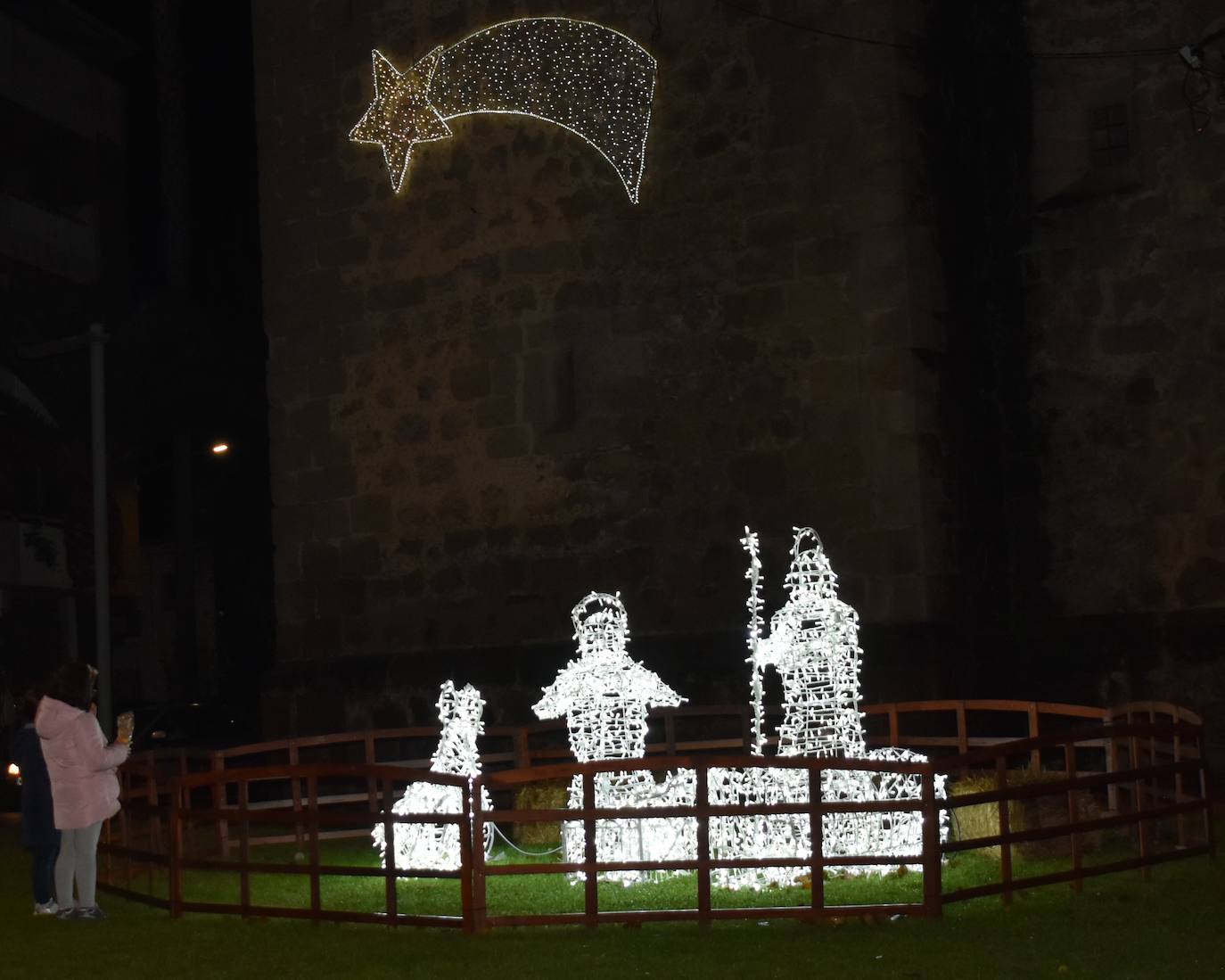 La magia de la Navidad ha llegado ya a Miajadas en forma de luz para iluminar la localidad. Estrellas, ángeles, copos de nieve, y el tradicional gran árbol ya ocupan sus calles para el deleite de vecinos y visitantes, que pueden pasear mientras disfrutan de esta época diferente y especial que, aunque no nos demos cuenta, siempre trae un poco de magia. 
