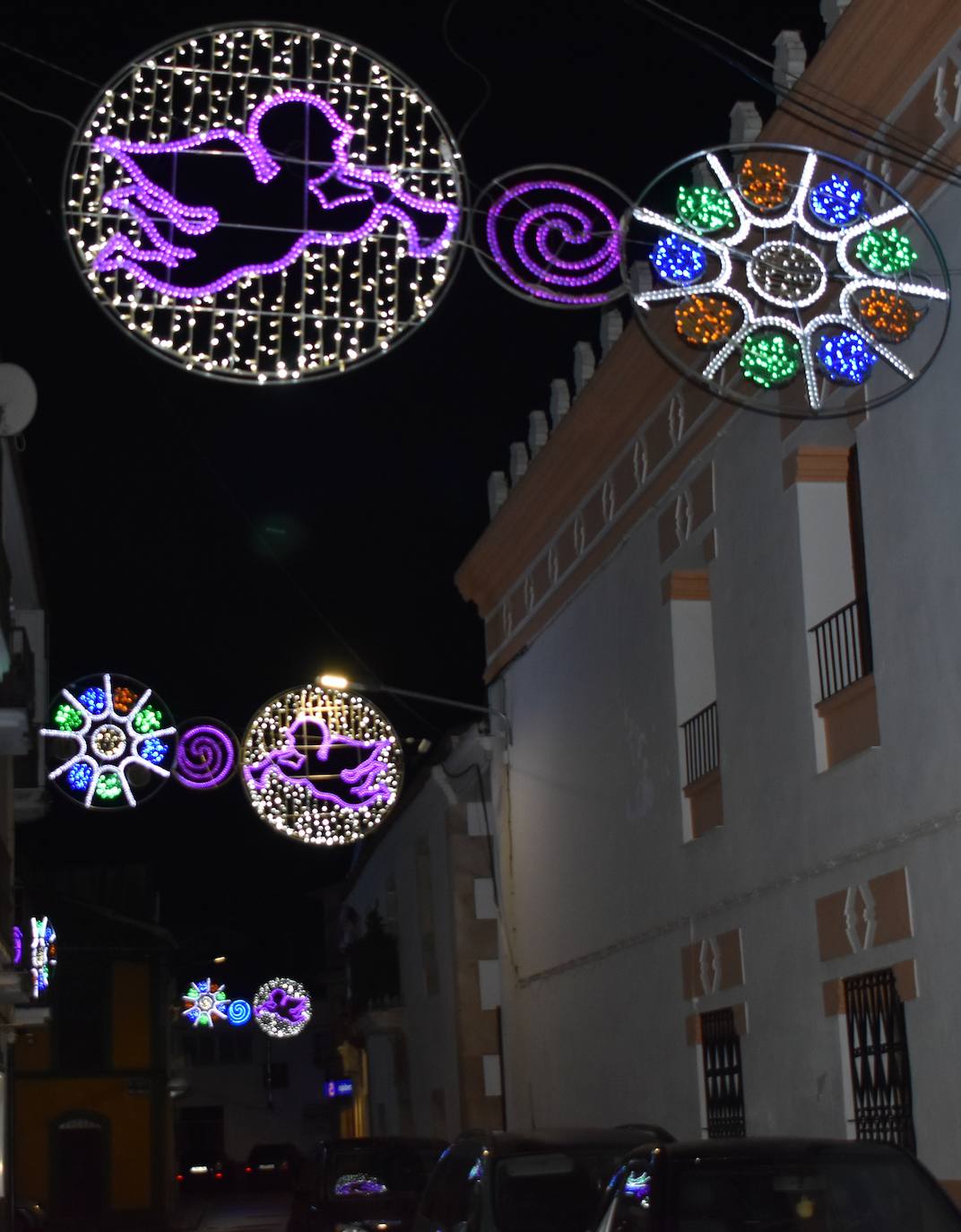 La magia de la Navidad ha llegado ya a Miajadas en forma de luz para iluminar la localidad. Estrellas, ángeles, copos de nieve, y el tradicional gran árbol ya ocupan sus calles para el deleite de vecinos y visitantes, que pueden pasear mientras disfrutan de esta época diferente y especial que, aunque no nos demos cuenta, siempre trae un poco de magia. 