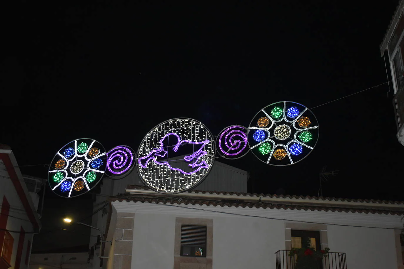 La magia de la Navidad ha llegado ya a Miajadas en forma de luz para iluminar la localidad. Estrellas, ángeles, copos de nieve, y el tradicional gran árbol ya ocupan sus calles para el deleite de vecinos y visitantes, que pueden pasear mientras disfrutan de esta época diferente y especial que, aunque no nos demos cuenta, siempre trae un poco de magia. 