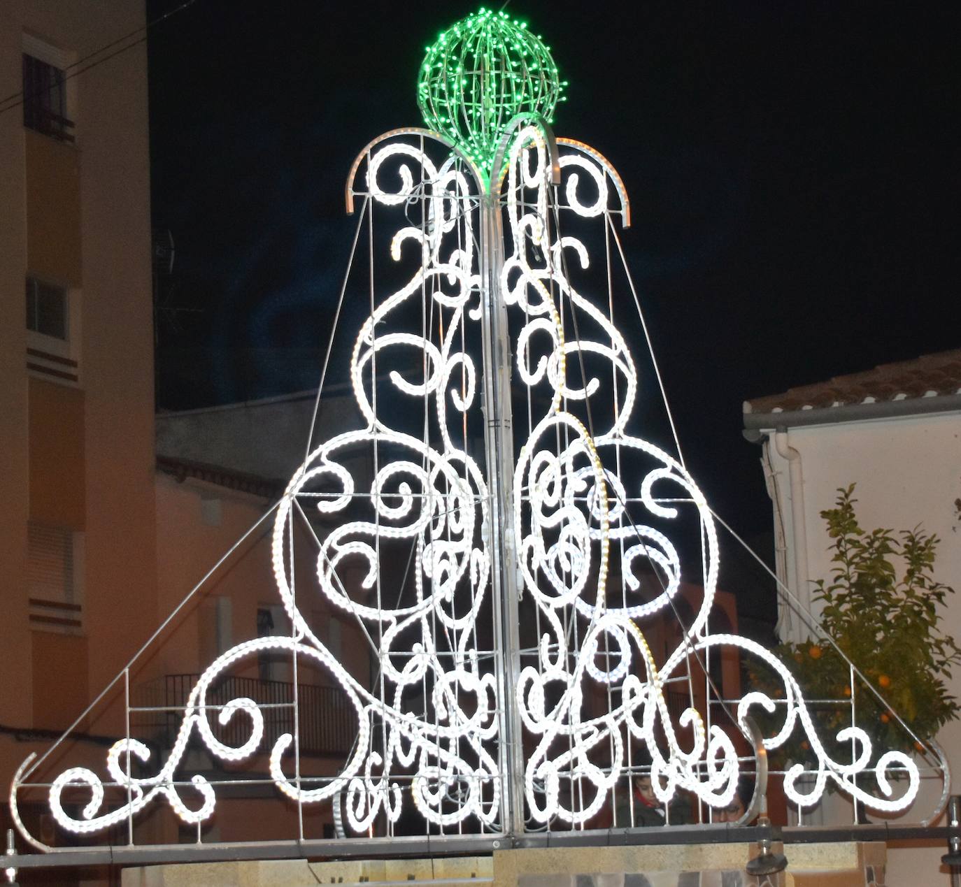 La magia de la Navidad ha llegado ya a Miajadas en forma de luz para iluminar la localidad. Estrellas, ángeles, copos de nieve, y el tradicional gran árbol ya ocupan sus calles para el deleite de vecinos y visitantes, que pueden pasear mientras disfrutan de esta época diferente y especial que, aunque no nos demos cuenta, siempre trae un poco de magia. 