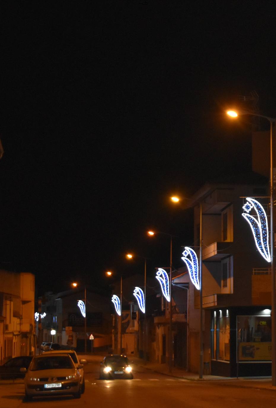 La magia de la Navidad ha llegado ya a Miajadas en forma de luz para iluminar la localidad. Estrellas, ángeles, copos de nieve, y el tradicional gran árbol ya ocupan sus calles para el deleite de vecinos y visitantes, que pueden pasear mientras disfrutan de esta época diferente y especial que, aunque no nos demos cuenta, siempre trae un poco de magia. 