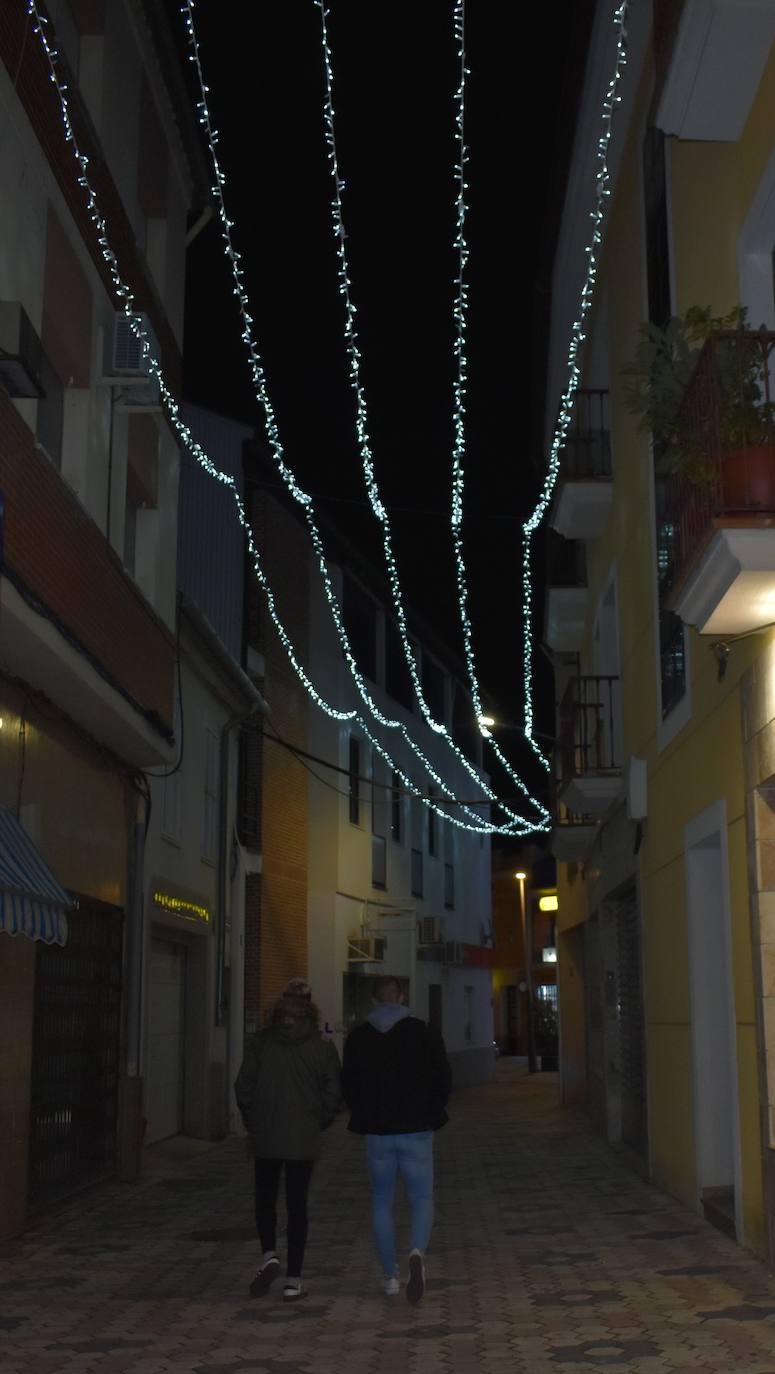 La magia de la Navidad ha llegado ya a Miajadas en forma de luz para iluminar la localidad. Estrellas, ángeles, copos de nieve, y el tradicional gran árbol ya ocupan sus calles para el deleite de vecinos y visitantes, que pueden pasear mientras disfrutan de esta época diferente y especial que, aunque no nos demos cuenta, siempre trae un poco de magia. 