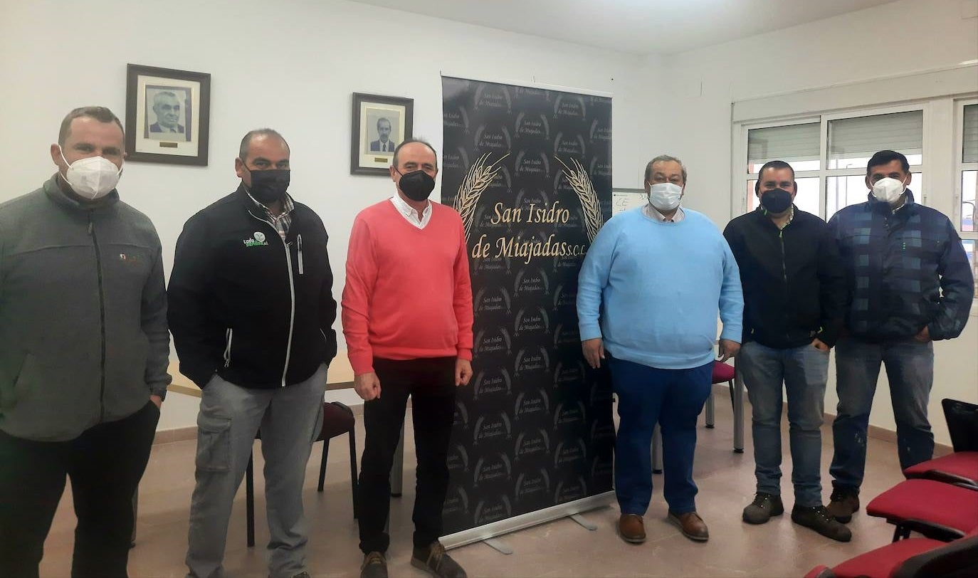 El presidente Pablo Avís (centro jersey azul) posa con componentes de la Cooperativa San Isidro 