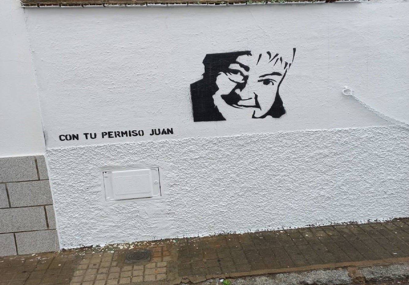 Es llamativa la pulcritud de esta fachada de Miajadas, con un retrato honorífico a Gloria Fuertes 