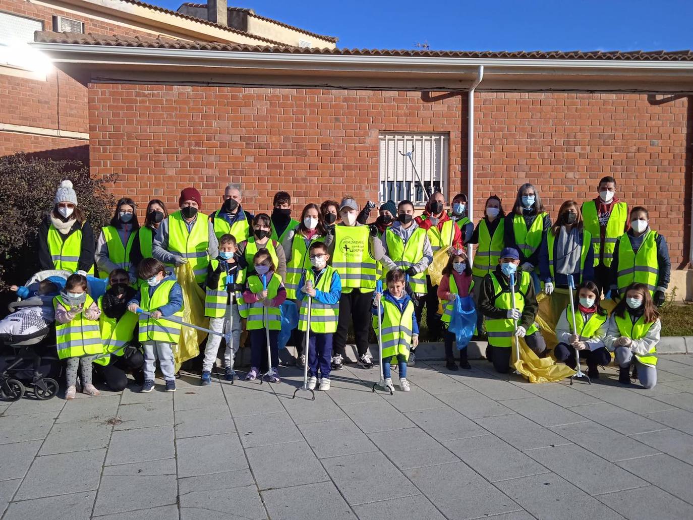 Grupo de voluntarios miajadeños en la jornada de limpieza de basura en la naturaleza 