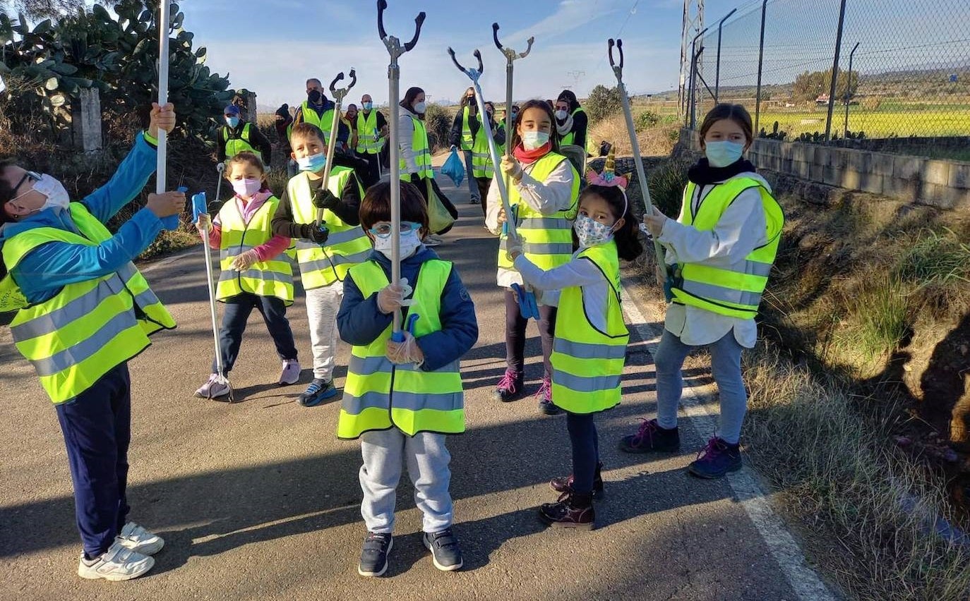 Pequeños miajadeños concienciados con el medio ambiente que participaron en la jornada de basuraleza 