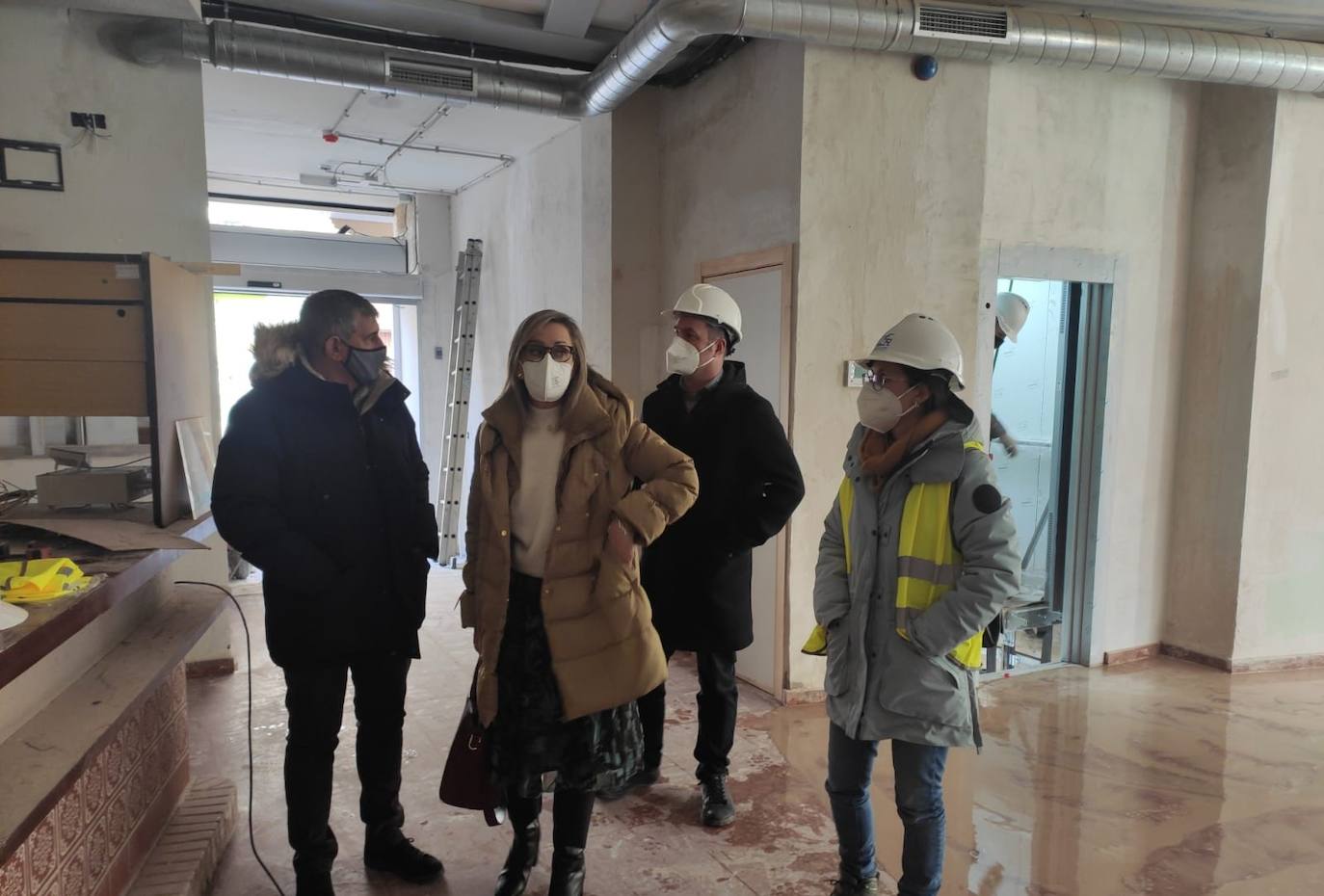 Ana Martín visita las obras del centro de mayores de Miajadas 