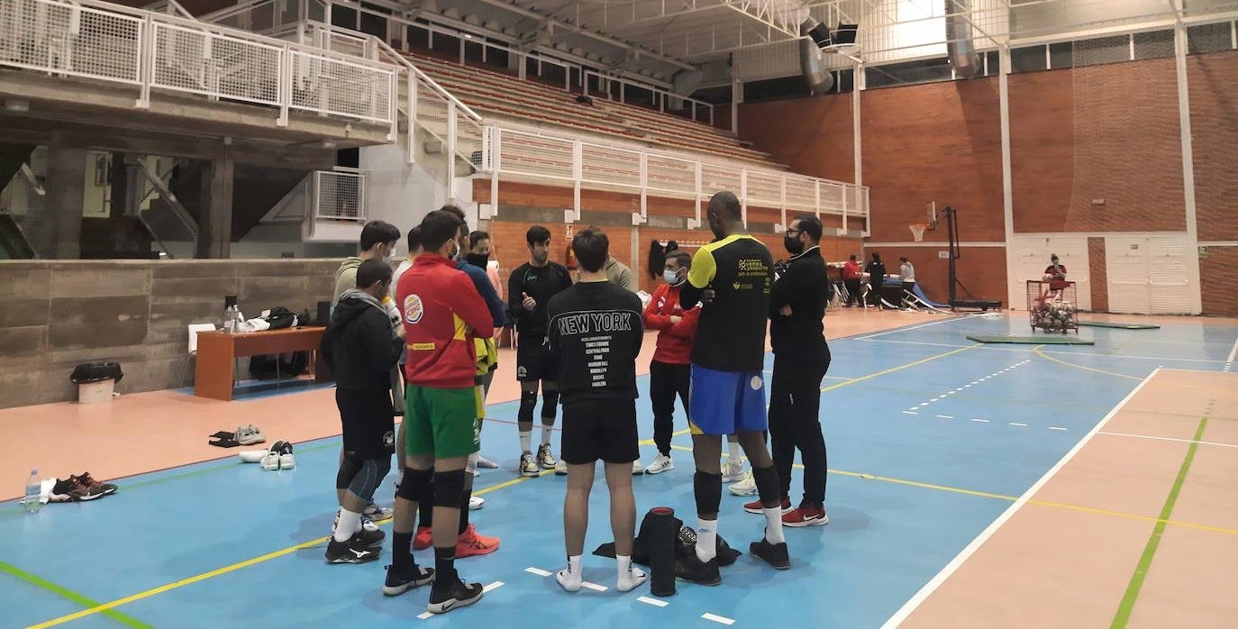 Juan Luis Cabanillas charla con sus jugadores tras un entrenamiento 