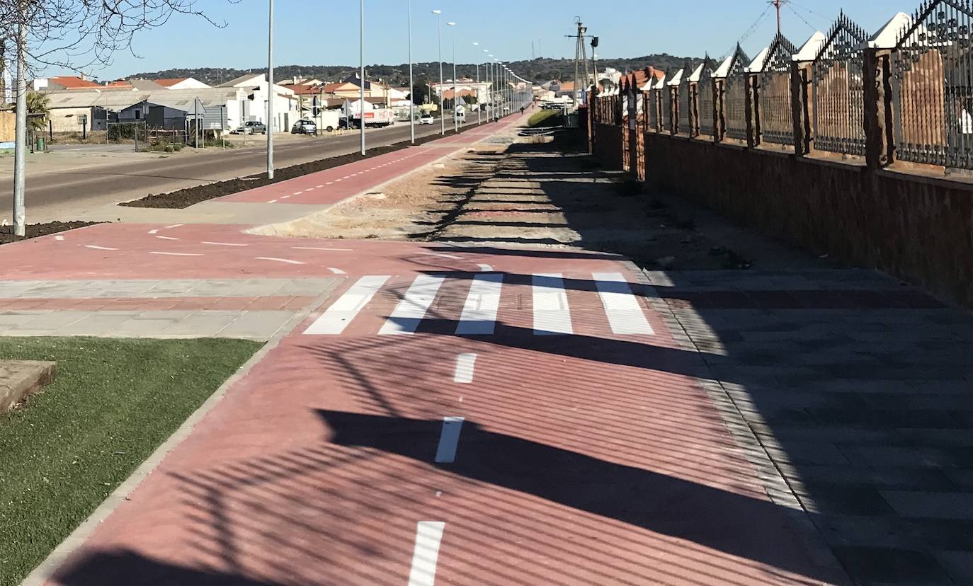 Tramo del carril bici que sale desde Miajadas en la carretera hacia Don Benito 