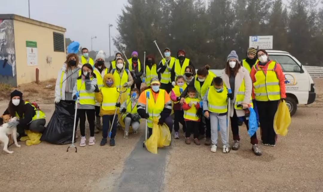 Participantes en la jornada de Basuraleza de febrero 