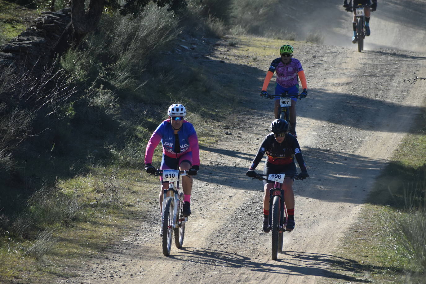 Más de 1.000 ciclistas de distintos puntos de la región y el país se dieron cita en una de las pruebas más conocidas en el mundo del ciclismo: la 'Titán de los Ríos', convertida ya en un referente, por sus parajes naturales, por sus recorridos, por su dificultad, por su emoción. 