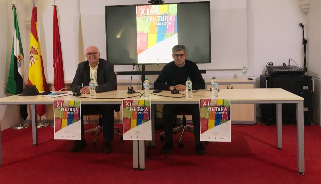 Eugenio Manzano (izq.), presidente de la Fundación 'Laura Otero', y Antonio Díaz (dcha.), alcalde de Miajadas 