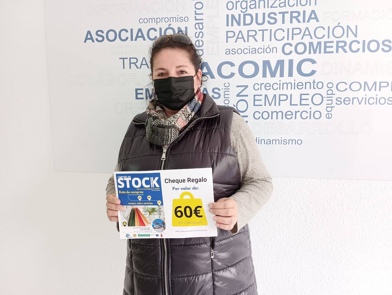 Jaione Fernández, ganadora del cheque de 60 euros de la campaña del stock 