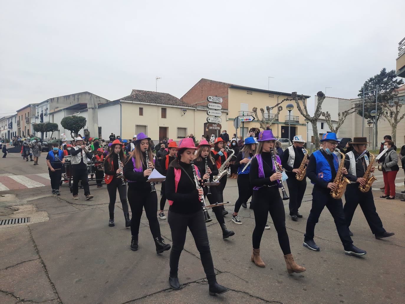Miajadas ha vuelto a celebrar su gran Carnaval, lo ha vivido por todo lo alto y lo ha despedido con todos los honores. El desfile del sábado devolvió la alegría a las calles de la localidad entre música y color, y el entierro de la sardina ofreció risas y un final dulce para la vuelta de esta celebración. 