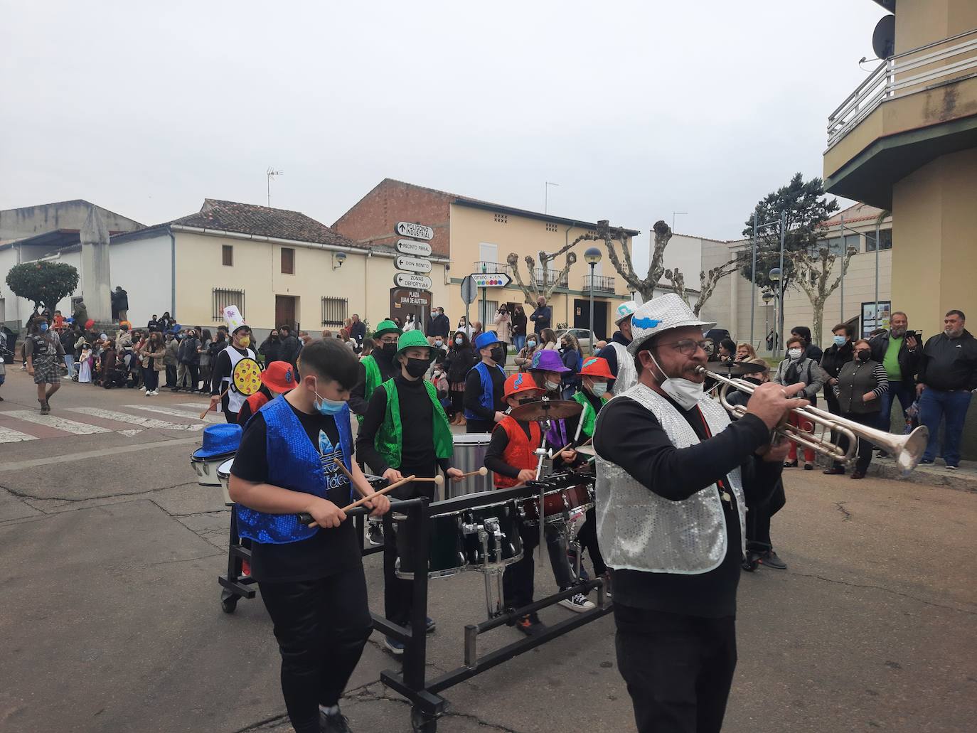 Miajadas ha vuelto a celebrar su gran Carnaval, lo ha vivido por todo lo alto y lo ha despedido con todos los honores. El desfile del sábado devolvió la alegría a las calles de la localidad entre música y color, y el entierro de la sardina ofreció risas y un final dulce para la vuelta de esta celebración. 