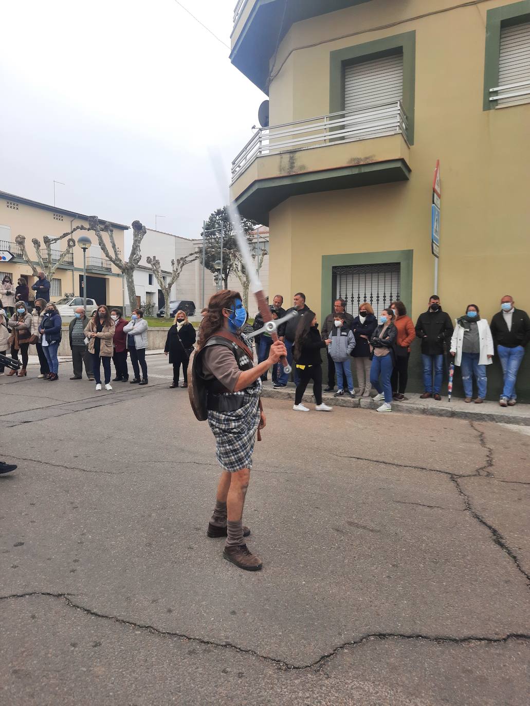 Miajadas ha vuelto a celebrar su gran Carnaval, lo ha vivido por todo lo alto y lo ha despedido con todos los honores. El desfile del sábado devolvió la alegría a las calles de la localidad entre música y color, y el entierro de la sardina ofreció risas y un final dulce para la vuelta de esta celebración. 