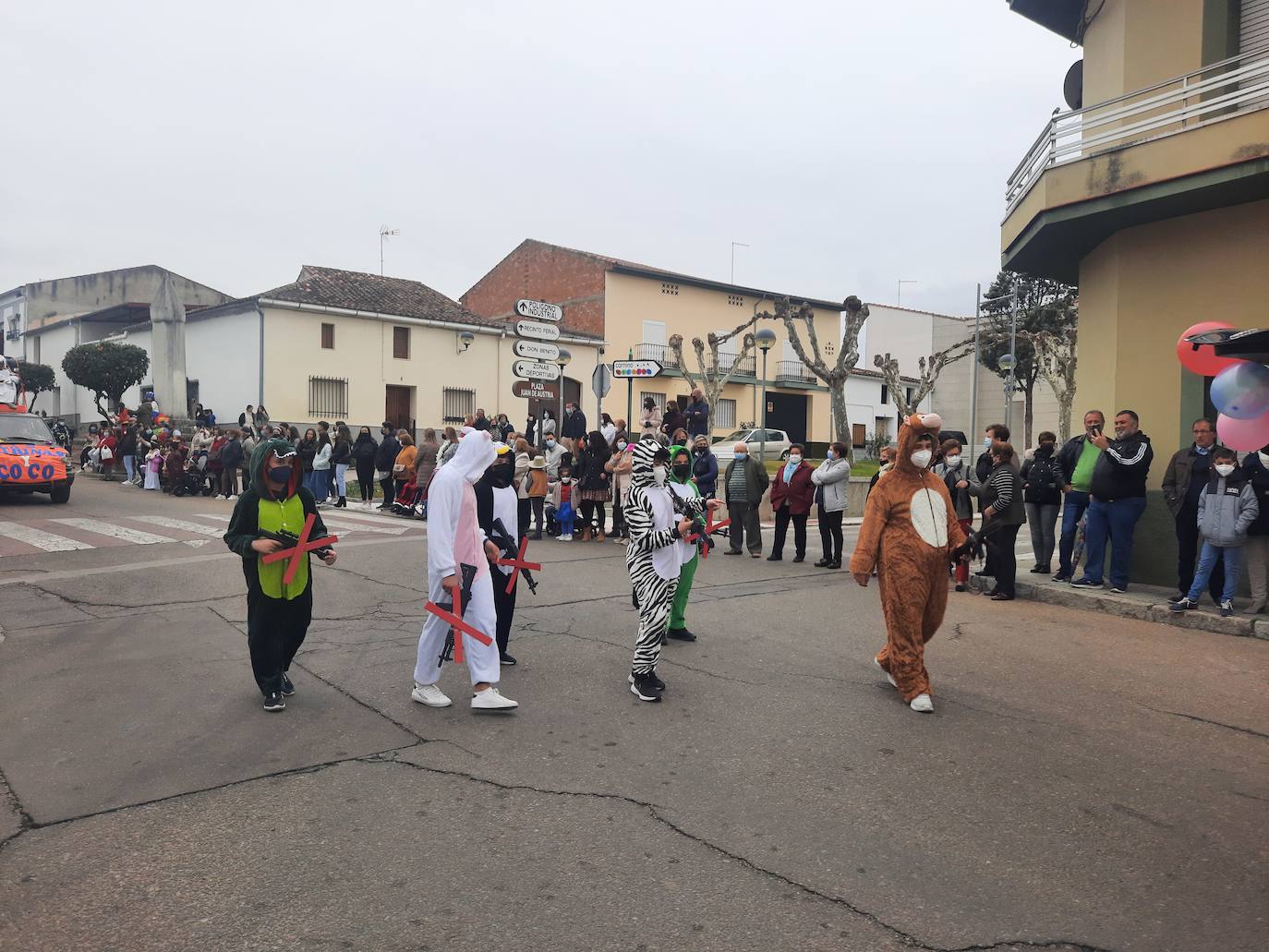 Miajadas ha vuelto a celebrar su gran Carnaval, lo ha vivido por todo lo alto y lo ha despedido con todos los honores. El desfile del sábado devolvió la alegría a las calles de la localidad entre música y color, y el entierro de la sardina ofreció risas y un final dulce para la vuelta de esta celebración. 