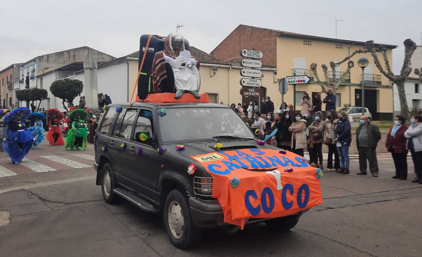 Miajadas ha vuelto a celebrar su gran Carnaval, lo ha vivido por todo lo alto y lo ha despedido con todos los honores. El desfile del sábado devolvió la alegría a las calles de la localidad entre música y color, y el entierro de la sardina ofreció risas y un final dulce para la vuelta de esta celebración. 