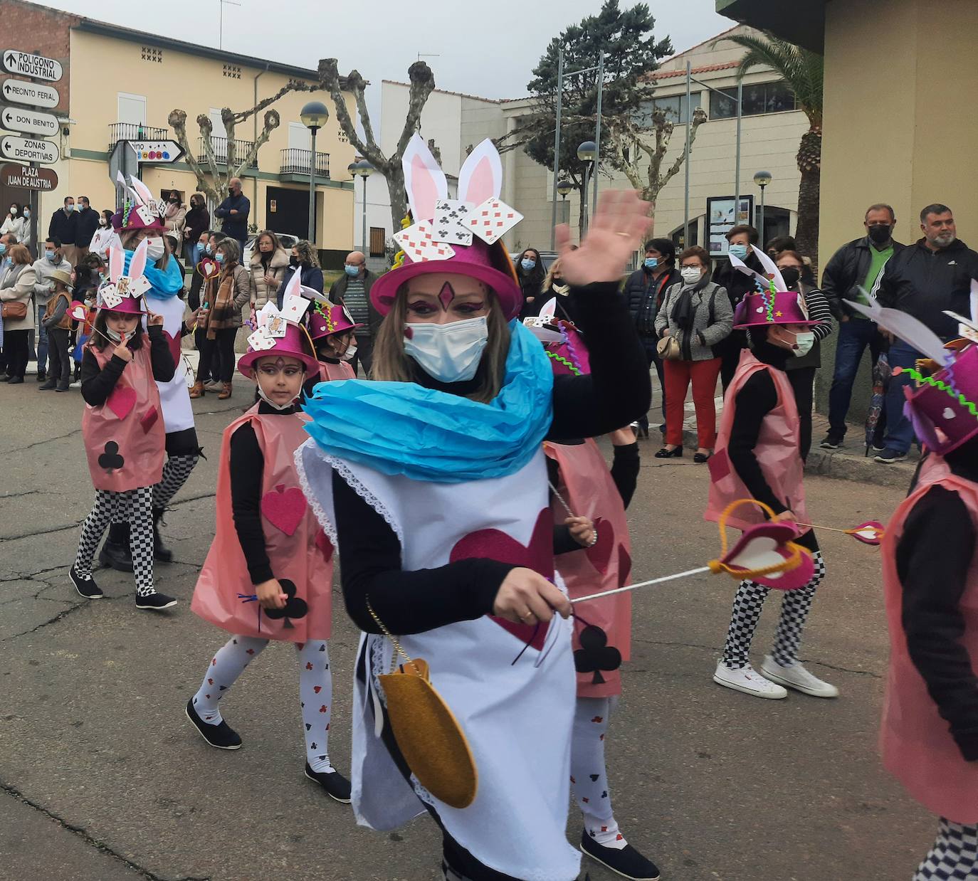 Miajadas ha vuelto a celebrar su gran Carnaval, lo ha vivido por todo lo alto y lo ha despedido con todos los honores. El desfile del sábado devolvió la alegría a las calles de la localidad entre música y color, y el entierro de la sardina ofreció risas y un final dulce para la vuelta de esta celebración. 
