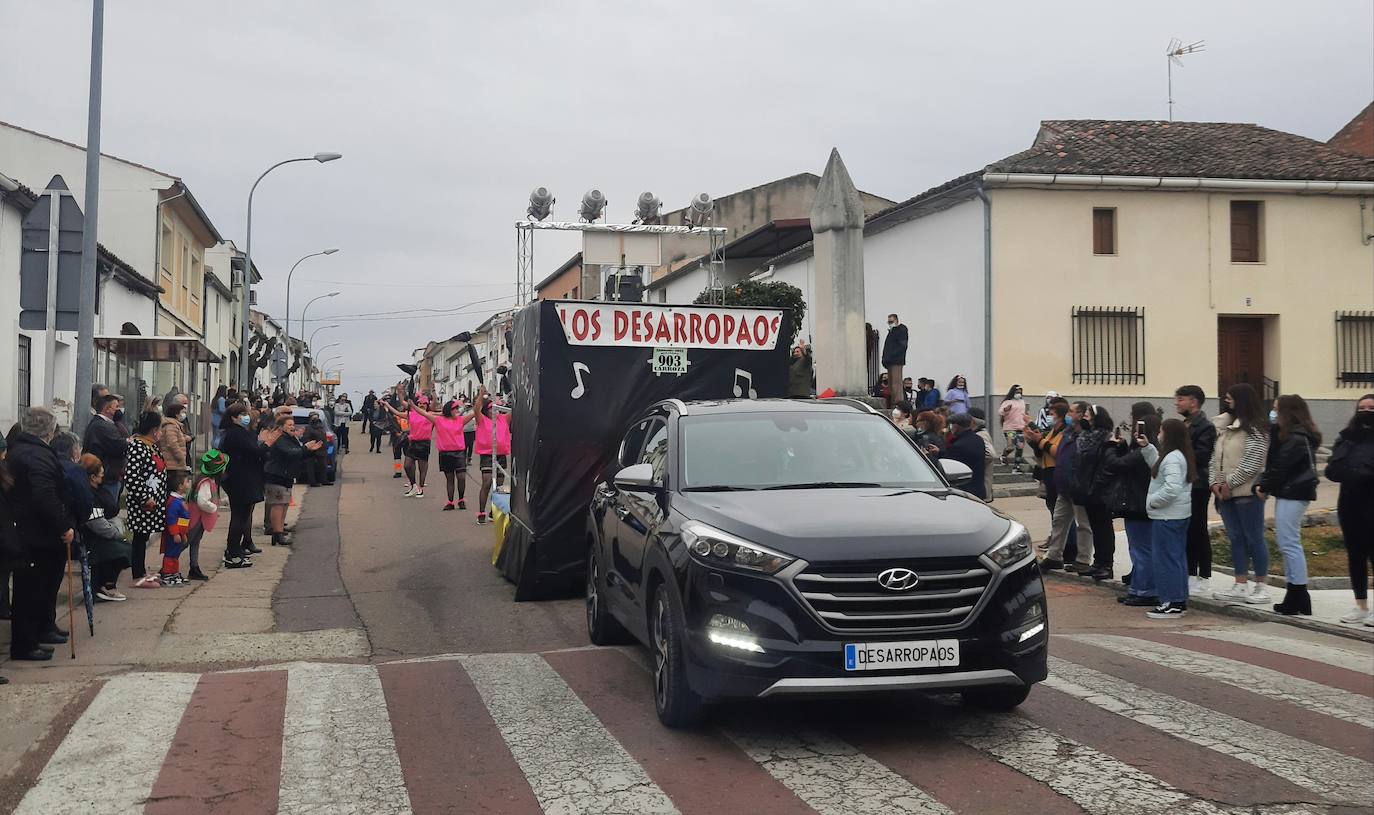 Miajadas ha vuelto a celebrar su gran Carnaval, lo ha vivido por todo lo alto y lo ha despedido con todos los honores. El desfile del sábado devolvió la alegría a las calles de la localidad entre música y color, y el entierro de la sardina ofreció risas y un final dulce para la vuelta de esta celebración. 