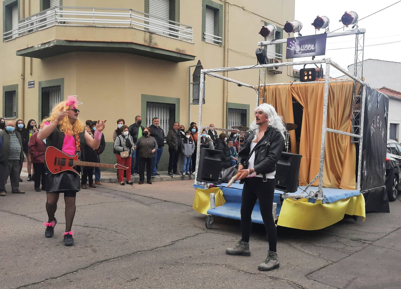 Miajadas ha vuelto a celebrar su gran Carnaval, lo ha vivido por todo lo alto y lo ha despedido con todos los honores. El desfile del sábado devolvió la alegría a las calles de la localidad entre música y color, y el entierro de la sardina ofreció risas y un final dulce para la vuelta de esta celebración. 