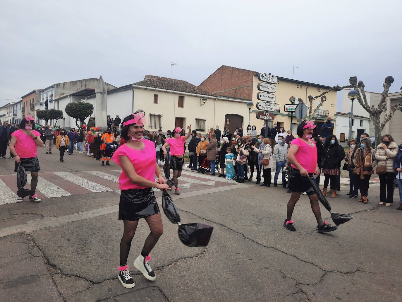 Miajadas ha vuelto a celebrar su gran Carnaval, lo ha vivido por todo lo alto y lo ha despedido con todos los honores. El desfile del sábado devolvió la alegría a las calles de la localidad entre música y color, y el entierro de la sardina ofreció risas y un final dulce para la vuelta de esta celebración. 