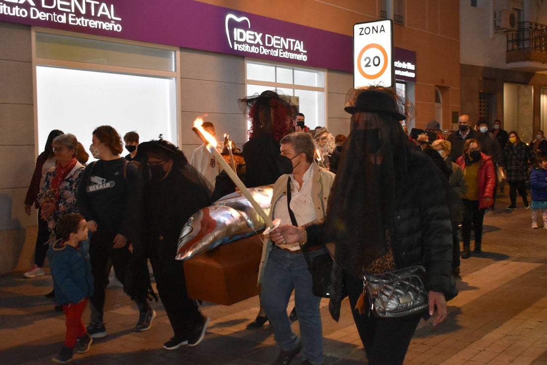 Miajadas ha vuelto a celebrar su gran Carnaval, lo ha vivido por todo lo alto y lo ha despedido con todos los honores. El desfile del sábado devolvió la alegría a las calles de la localidad entre música y color, y el entierro de la sardina ofreció risas y un final dulce para la vuelta de esta celebración. 