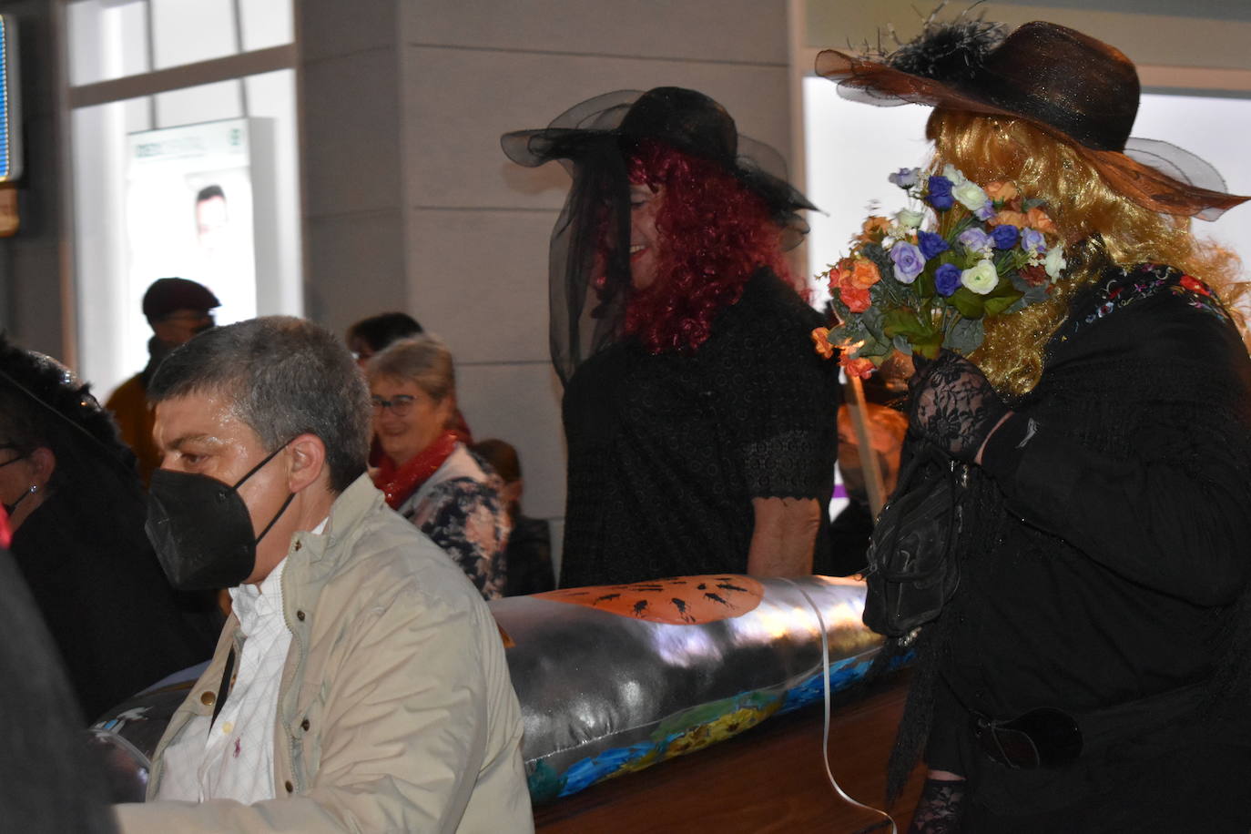 Miajadas ha vuelto a celebrar su gran Carnaval, lo ha vivido por todo lo alto y lo ha despedido con todos los honores. El desfile del sábado devolvió la alegría a las calles de la localidad entre música y color, y el entierro de la sardina ofreció risas y un final dulce para la vuelta de esta celebración. 