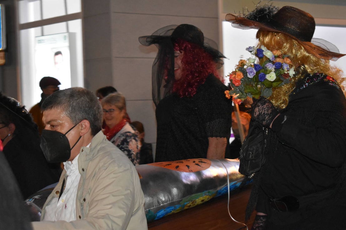Miajadas ha vuelto a celebrar su gran Carnaval, lo ha vivido por todo lo alto y lo ha despedido con todos los honores. El desfile del sábado devolvió la alegría a las calles de la localidad entre música y color, y el entierro de la sardina ofreció risas y un final dulce para la vuelta de esta celebración. 