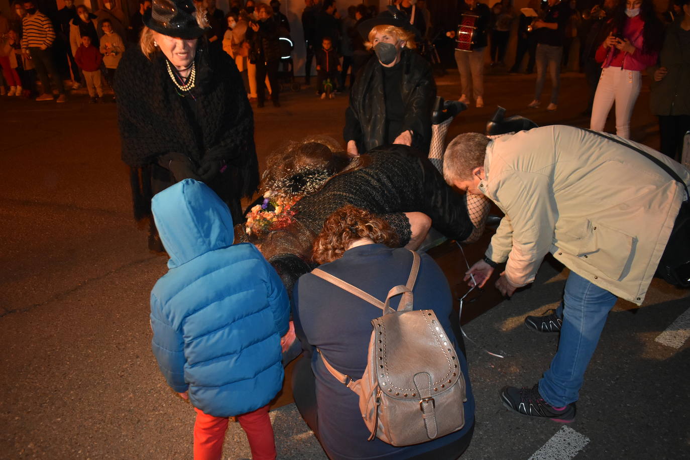 Miajadas ha vuelto a celebrar su gran Carnaval, lo ha vivido por todo lo alto y lo ha despedido con todos los honores. El desfile del sábado devolvió la alegría a las calles de la localidad entre música y color, y el entierro de la sardina ofreció risas y un final dulce para la vuelta de esta celebración. 