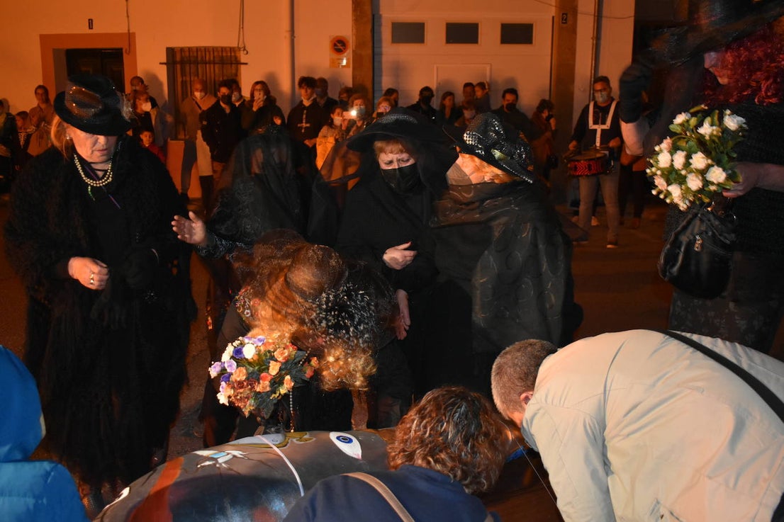 Miajadas ha vuelto a celebrar su gran Carnaval, lo ha vivido por todo lo alto y lo ha despedido con todos los honores. El desfile del sábado devolvió la alegría a las calles de la localidad entre música y color, y el entierro de la sardina ofreció risas y un final dulce para la vuelta de esta celebración. 