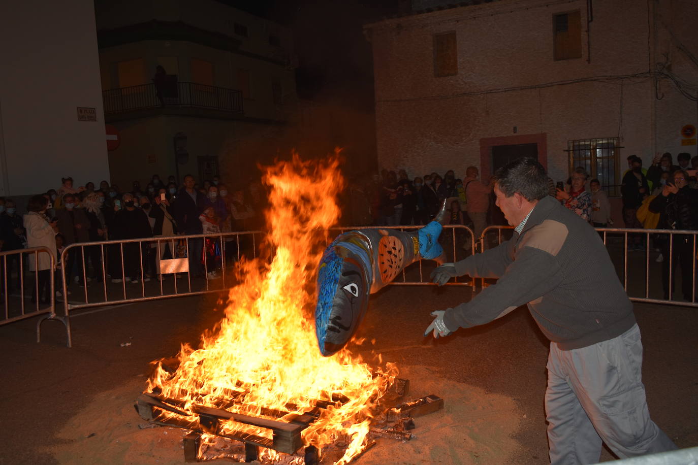 Miajadas ha vuelto a celebrar su gran Carnaval, lo ha vivido por todo lo alto y lo ha despedido con todos los honores. El desfile del sábado devolvió la alegría a las calles de la localidad entre música y color, y el entierro de la sardina ofreció risas y un final dulce para la vuelta de esta celebración. 
