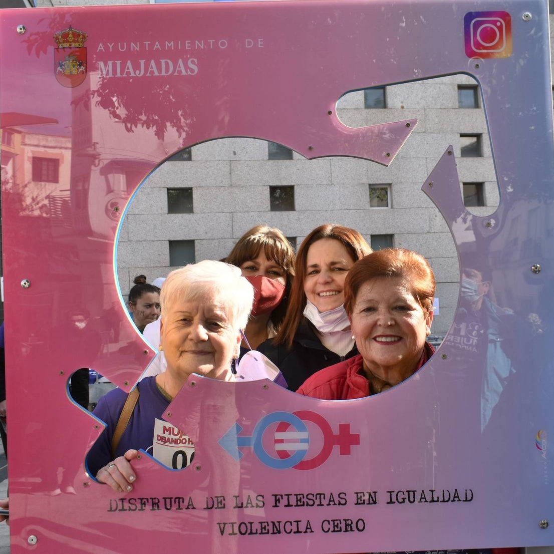 El pasado sábado 5 de marzo Miajadas acogió con antelación su tradicional marcha por el Día Internacional de la mujer, 8 M, en la que miajadeños y miajadeñas marcaron juntos el camino por la igualdad entre hombres y mujeres. Tras la marcha participaron en una Master Class de Zumba y entraron en el sorteo de una bicicleta, cuya ganadora fue Beatriz Barquilla. 