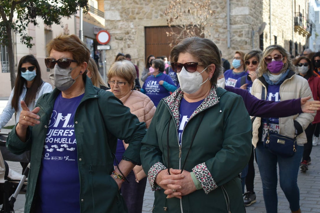 El pasado sábado 5 de marzo Miajadas acogió con antelación su tradicional marcha por el Día Internacional de la mujer, 8 M, en la que miajadeños y miajadeñas marcaron juntos el camino por la igualdad entre hombres y mujeres. Tras la marcha participaron en una Master Class de Zumba y entraron en el sorteo de una bicicleta, cuya ganadora fue Beatriz Barquilla. 