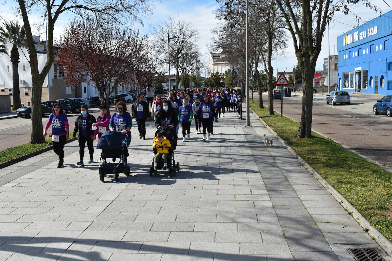 El pasado sábado 5 de marzo Miajadas acogió con antelación su tradicional marcha por el Día Internacional de la mujer, 8 M, en la que miajadeños y miajadeñas marcaron juntos el camino por la igualdad entre hombres y mujeres. Tras la marcha participaron en una Master Class de Zumba y entraron en el sorteo de una bicicleta, cuya ganadora fue Beatriz Barquilla. 