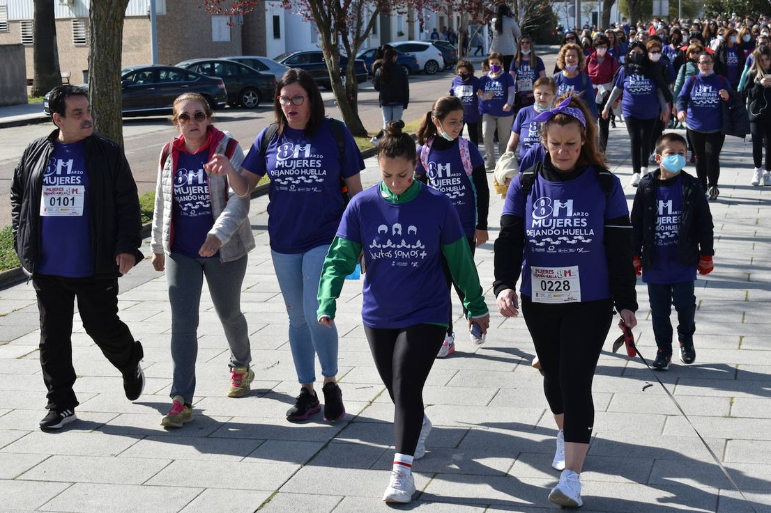 El pasado sábado 5 de marzo Miajadas acogió con antelación su tradicional marcha por el Día Internacional de la mujer, 8 M, en la que miajadeños y miajadeñas marcaron juntos el camino por la igualdad entre hombres y mujeres. Tras la marcha participaron en una Master Class de Zumba y entraron en el sorteo de una bicicleta, cuya ganadora fue Beatriz Barquilla. 