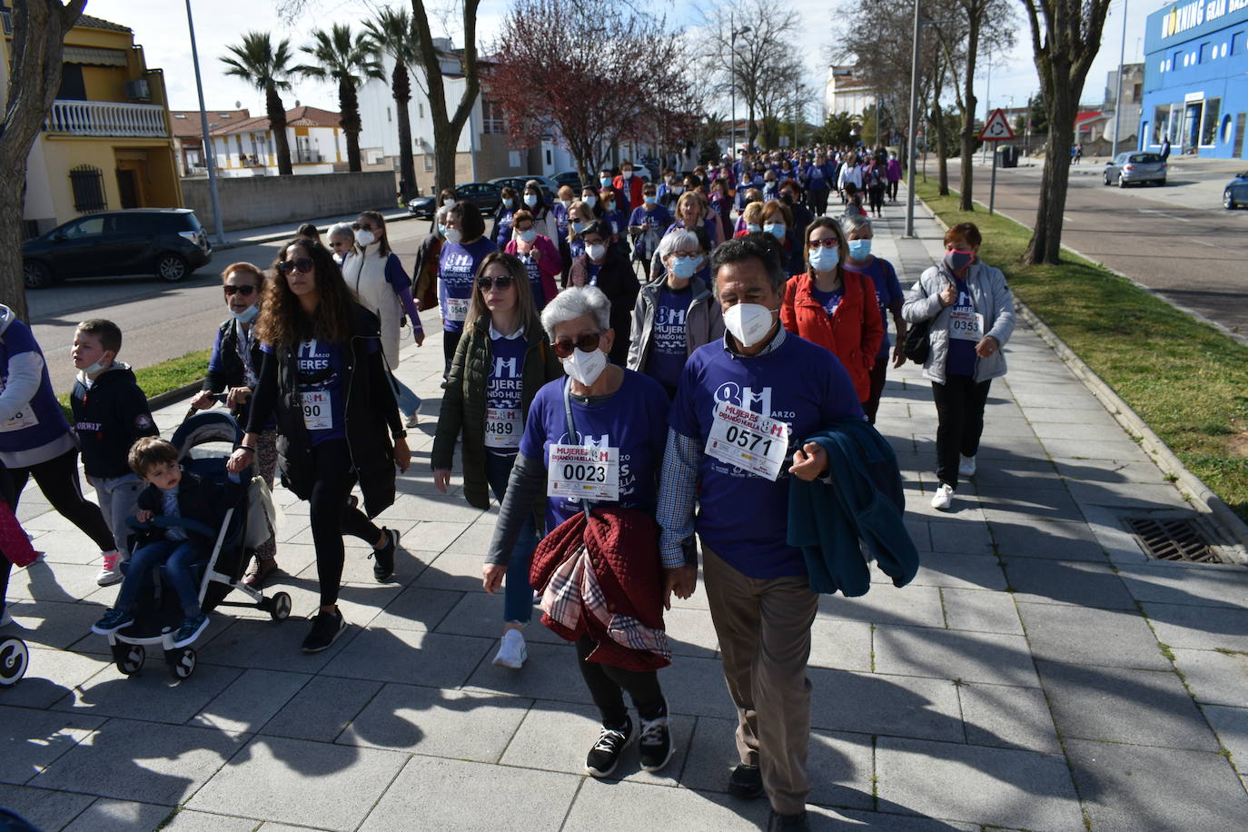 El pasado sábado 5 de marzo Miajadas acogió con antelación su tradicional marcha por el Día Internacional de la mujer, 8 M, en la que miajadeños y miajadeñas marcaron juntos el camino por la igualdad entre hombres y mujeres. Tras la marcha participaron en una Master Class de Zumba y entraron en el sorteo de una bicicleta, cuya ganadora fue Beatriz Barquilla. 