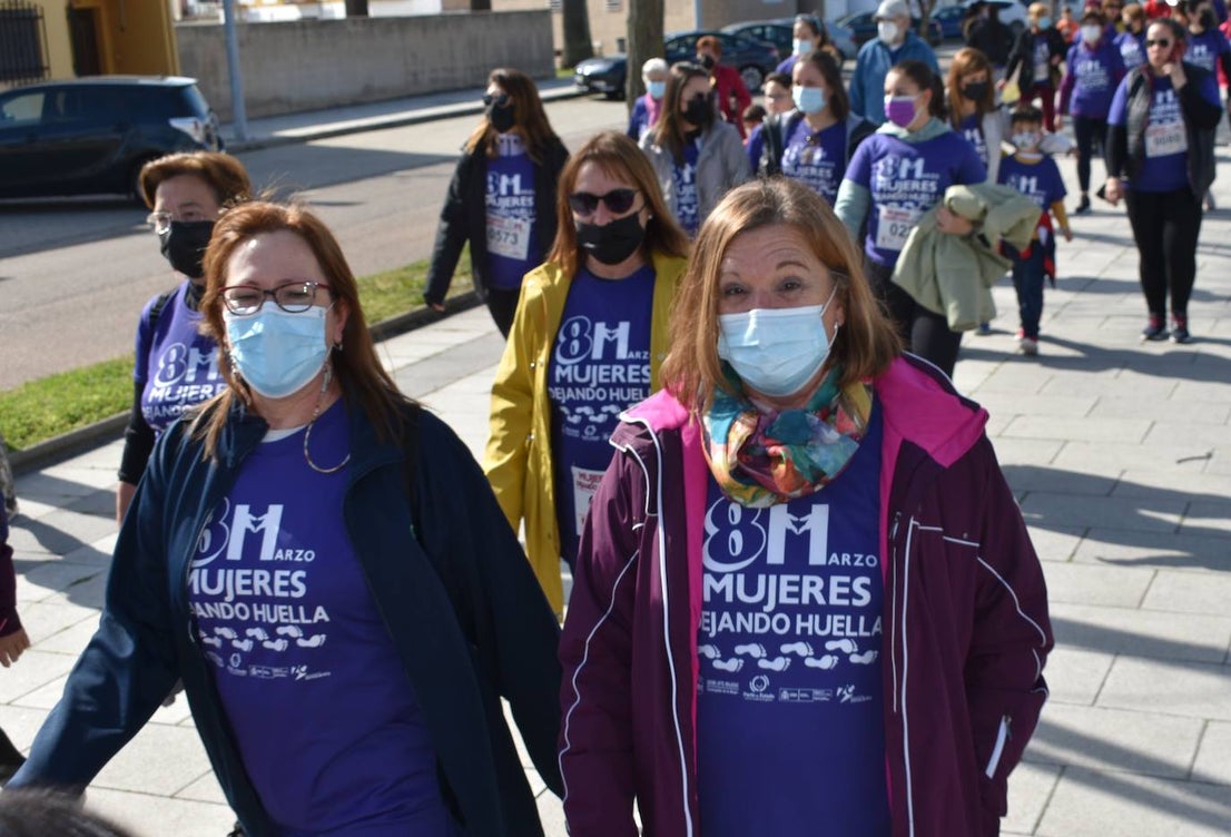 El pasado sábado 5 de marzo Miajadas acogió con antelación su tradicional marcha por el Día Internacional de la mujer, 8 M, en la que miajadeños y miajadeñas marcaron juntos el camino por la igualdad entre hombres y mujeres. Tras la marcha participaron en una Master Class de Zumba y entraron en el sorteo de una bicicleta, cuya ganadora fue Beatriz Barquilla. 