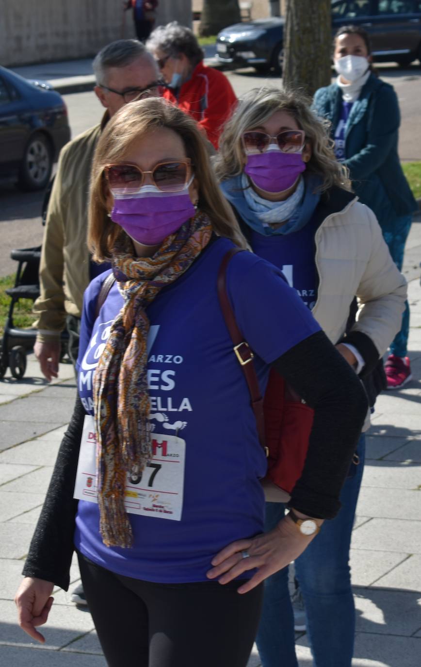 El pasado sábado 5 de marzo Miajadas acogió con antelación su tradicional marcha por el Día Internacional de la mujer, 8 M, en la que miajadeños y miajadeñas marcaron juntos el camino por la igualdad entre hombres y mujeres. Tras la marcha participaron en una Master Class de Zumba y entraron en el sorteo de una bicicleta, cuya ganadora fue Beatriz Barquilla. 
