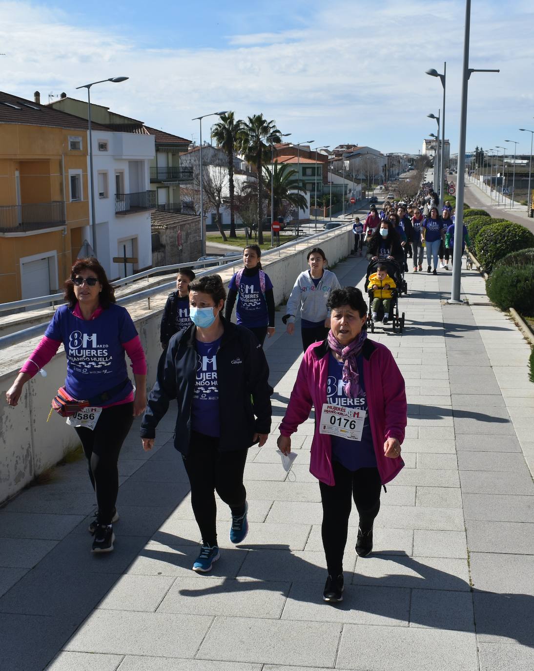 El pasado sábado 5 de marzo Miajadas acogió con antelación su tradicional marcha por el Día Internacional de la mujer, 8 M, en la que miajadeños y miajadeñas marcaron juntos el camino por la igualdad entre hombres y mujeres. Tras la marcha participaron en una Master Class de Zumba y entraron en el sorteo de una bicicleta, cuya ganadora fue Beatriz Barquilla. 