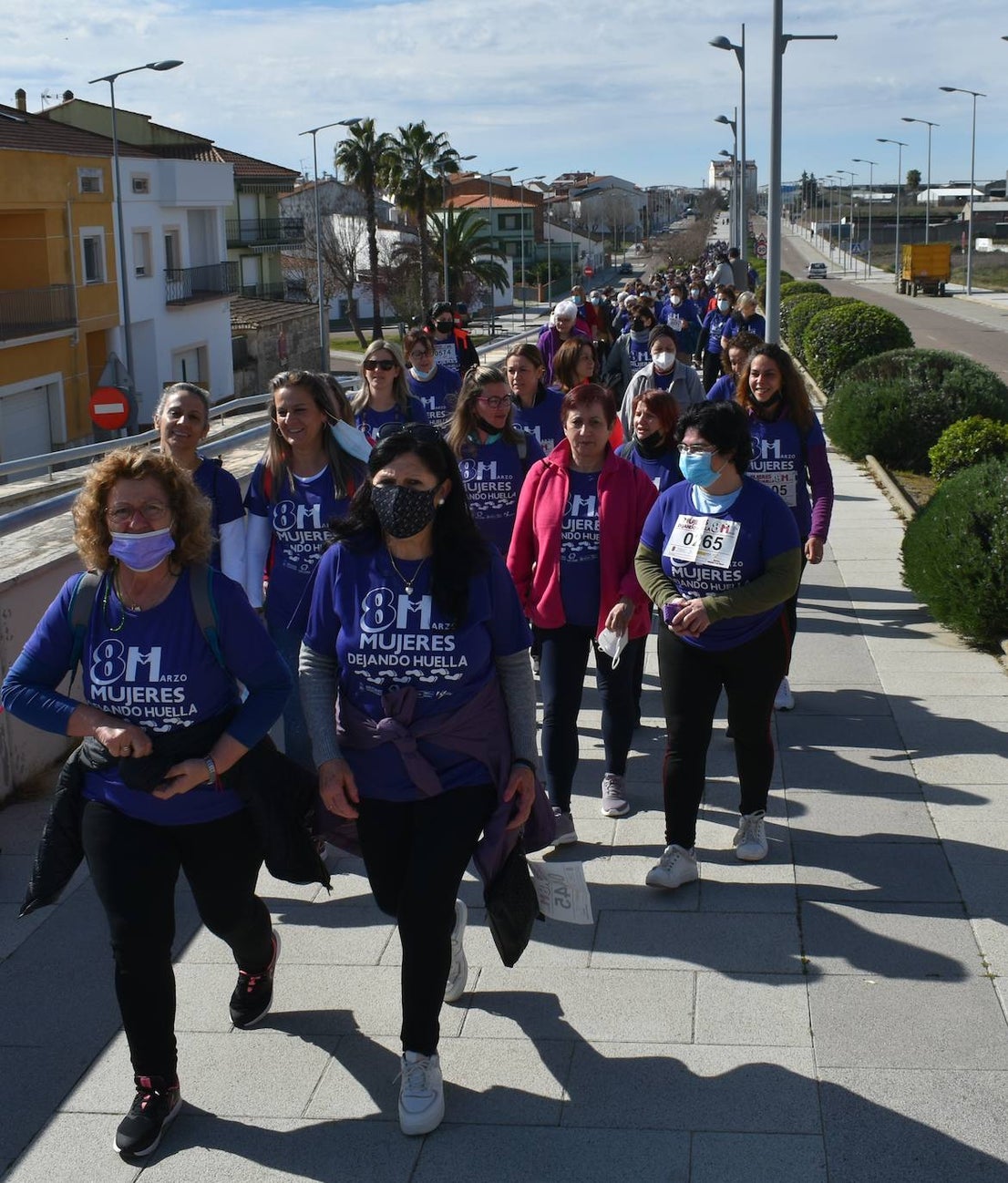 El pasado sábado 5 de marzo Miajadas acogió con antelación su tradicional marcha por el Día Internacional de la mujer, 8 M, en la que miajadeños y miajadeñas marcaron juntos el camino por la igualdad entre hombres y mujeres. Tras la marcha participaron en una Master Class de Zumba y entraron en el sorteo de una bicicleta, cuya ganadora fue Beatriz Barquilla. 