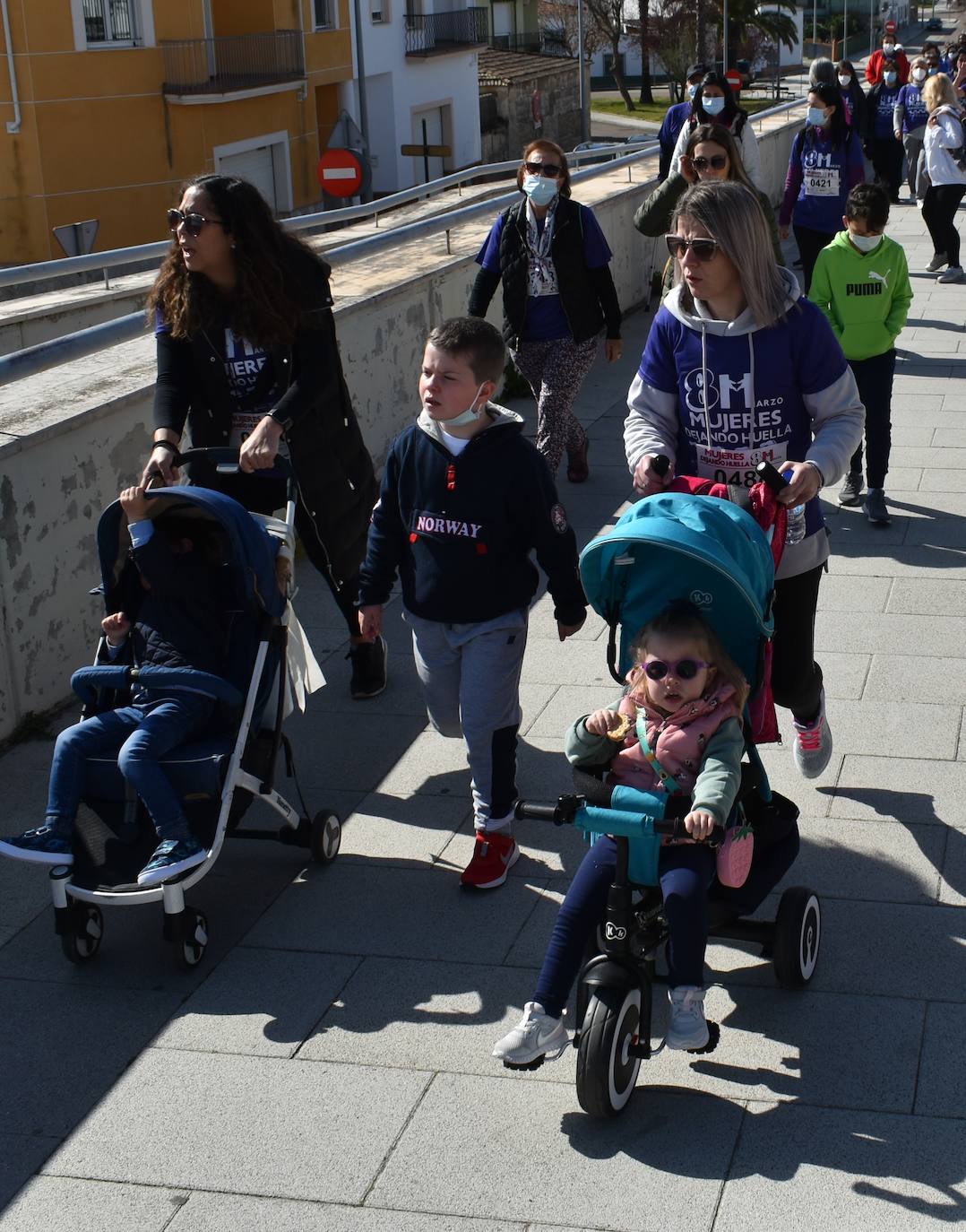 El pasado sábado 5 de marzo Miajadas acogió con antelación su tradicional marcha por el Día Internacional de la mujer, 8 M, en la que miajadeños y miajadeñas marcaron juntos el camino por la igualdad entre hombres y mujeres. Tras la marcha participaron en una Master Class de Zumba y entraron en el sorteo de una bicicleta, cuya ganadora fue Beatriz Barquilla. 