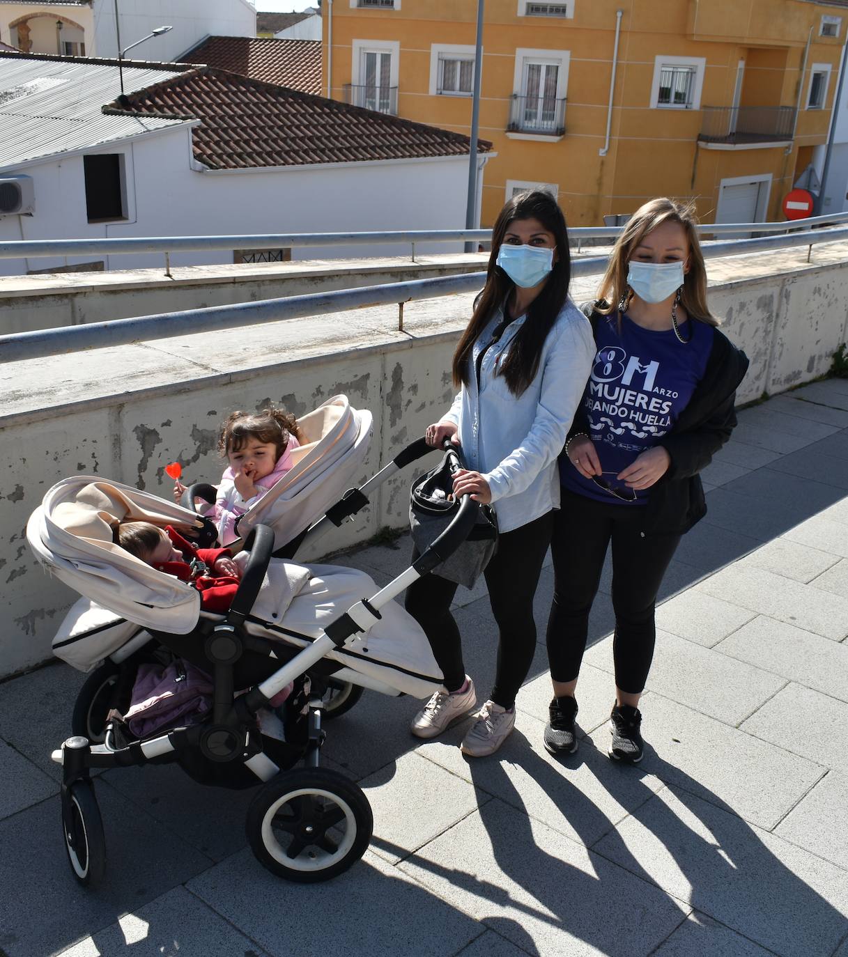 El pasado sábado 5 de marzo Miajadas acogió con antelación su tradicional marcha por el Día Internacional de la mujer, 8 M, en la que miajadeños y miajadeñas marcaron juntos el camino por la igualdad entre hombres y mujeres. Tras la marcha participaron en una Master Class de Zumba y entraron en el sorteo de una bicicleta, cuya ganadora fue Beatriz Barquilla. 