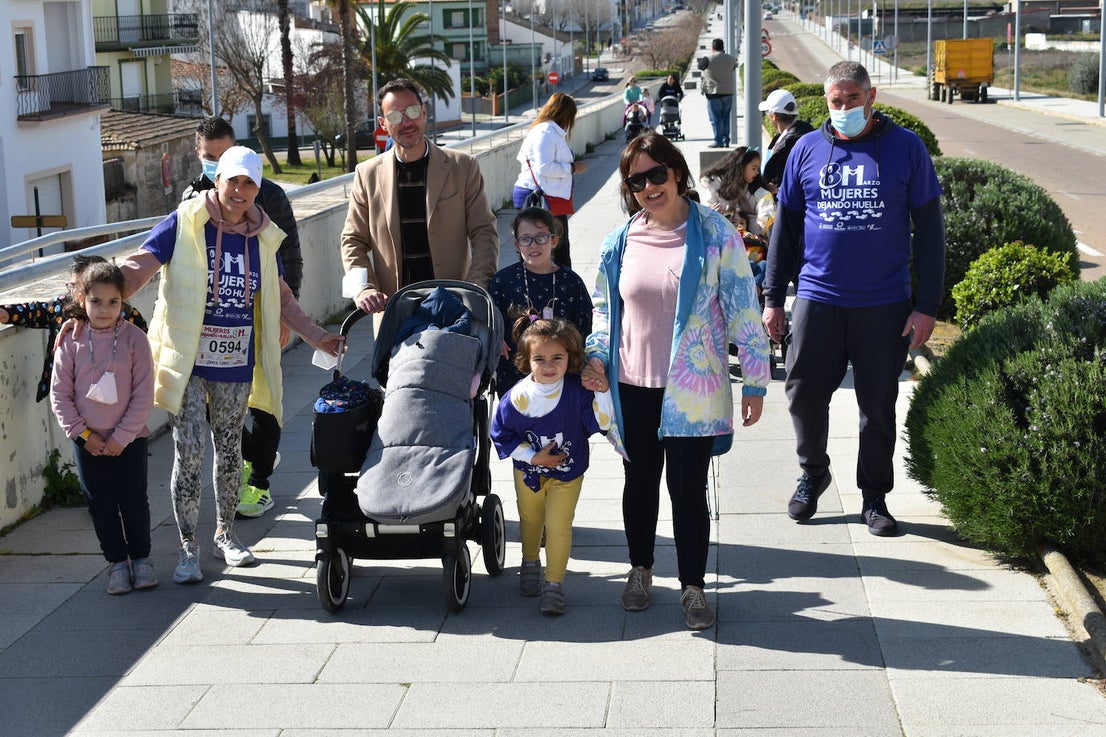 El pasado sábado 5 de marzo Miajadas acogió con antelación su tradicional marcha por el Día Internacional de la mujer, 8 M, en la que miajadeños y miajadeñas marcaron juntos el camino por la igualdad entre hombres y mujeres. Tras la marcha participaron en una Master Class de Zumba y entraron en el sorteo de una bicicleta, cuya ganadora fue Beatriz Barquilla. 
