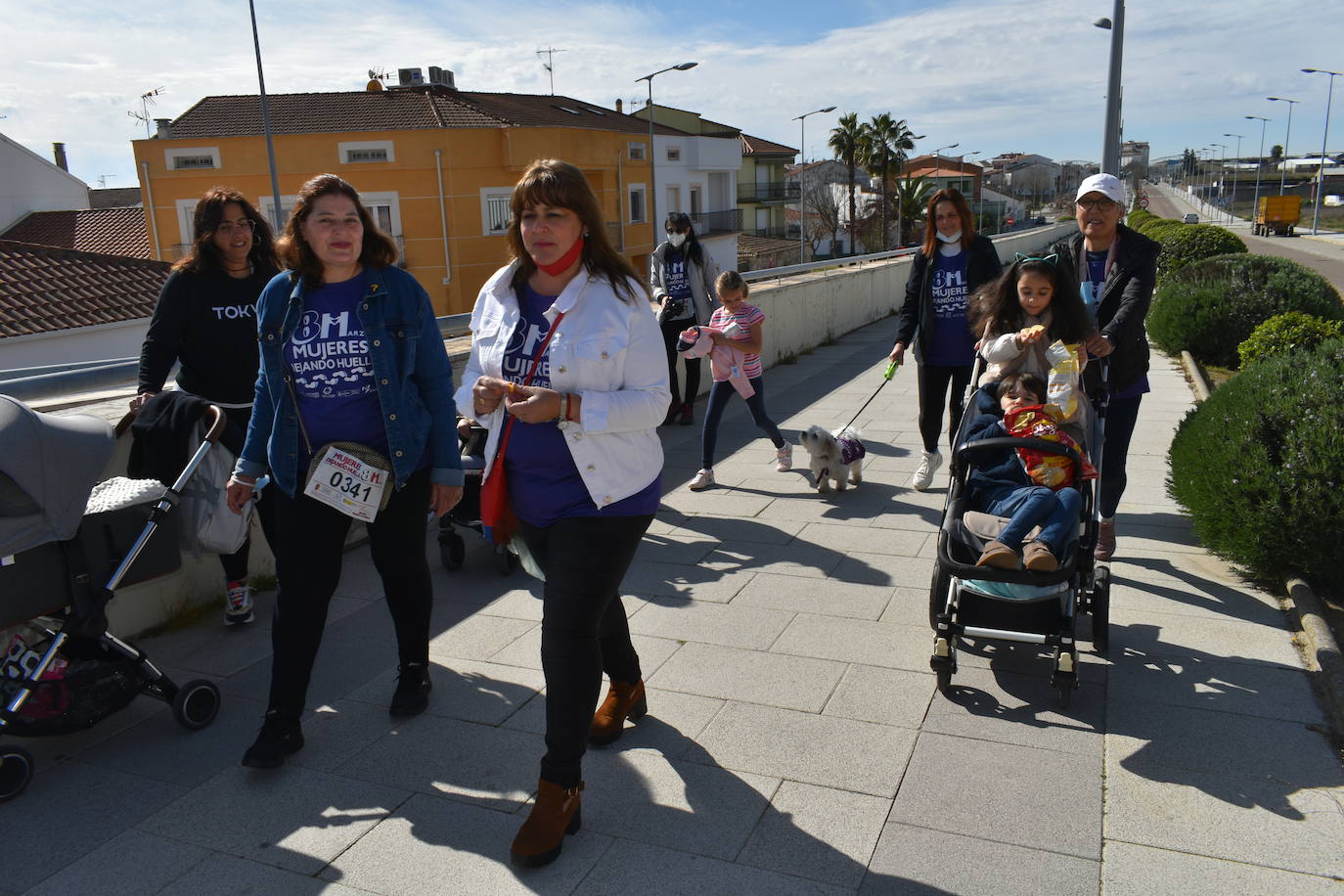 El pasado sábado 5 de marzo Miajadas acogió con antelación su tradicional marcha por el Día Internacional de la mujer, 8 M, en la que miajadeños y miajadeñas marcaron juntos el camino por la igualdad entre hombres y mujeres. Tras la marcha participaron en una Master Class de Zumba y entraron en el sorteo de una bicicleta, cuya ganadora fue Beatriz Barquilla. 