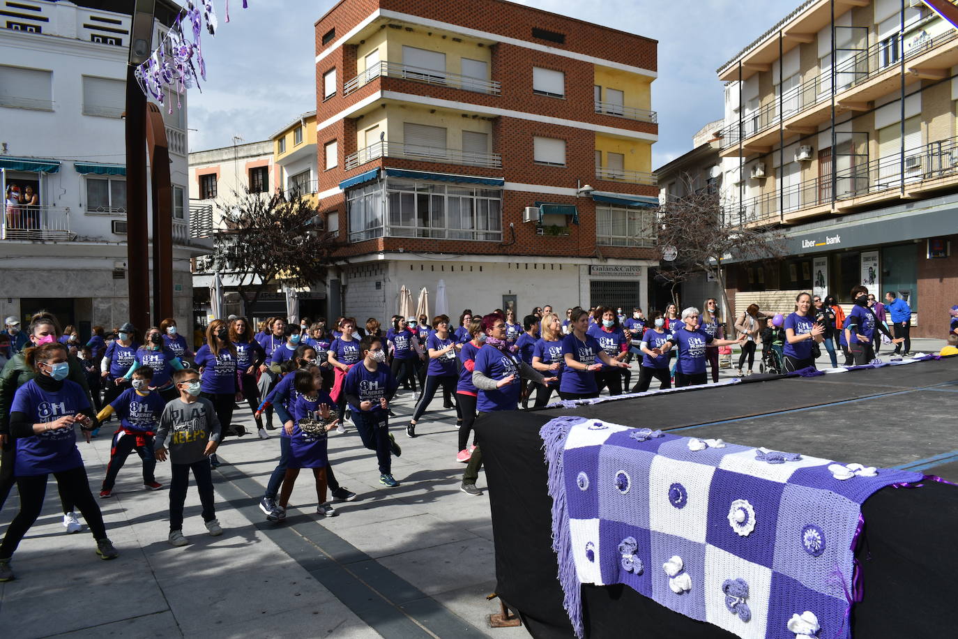 El pasado sábado 5 de marzo Miajadas acogió con antelación su tradicional marcha por el Día Internacional de la mujer, 8 M, en la que miajadeños y miajadeñas marcaron juntos el camino por la igualdad entre hombres y mujeres. Tras la marcha participaron en una Master Class de Zumba y entraron en el sorteo de una bicicleta, cuya ganadora fue Beatriz Barquilla. 