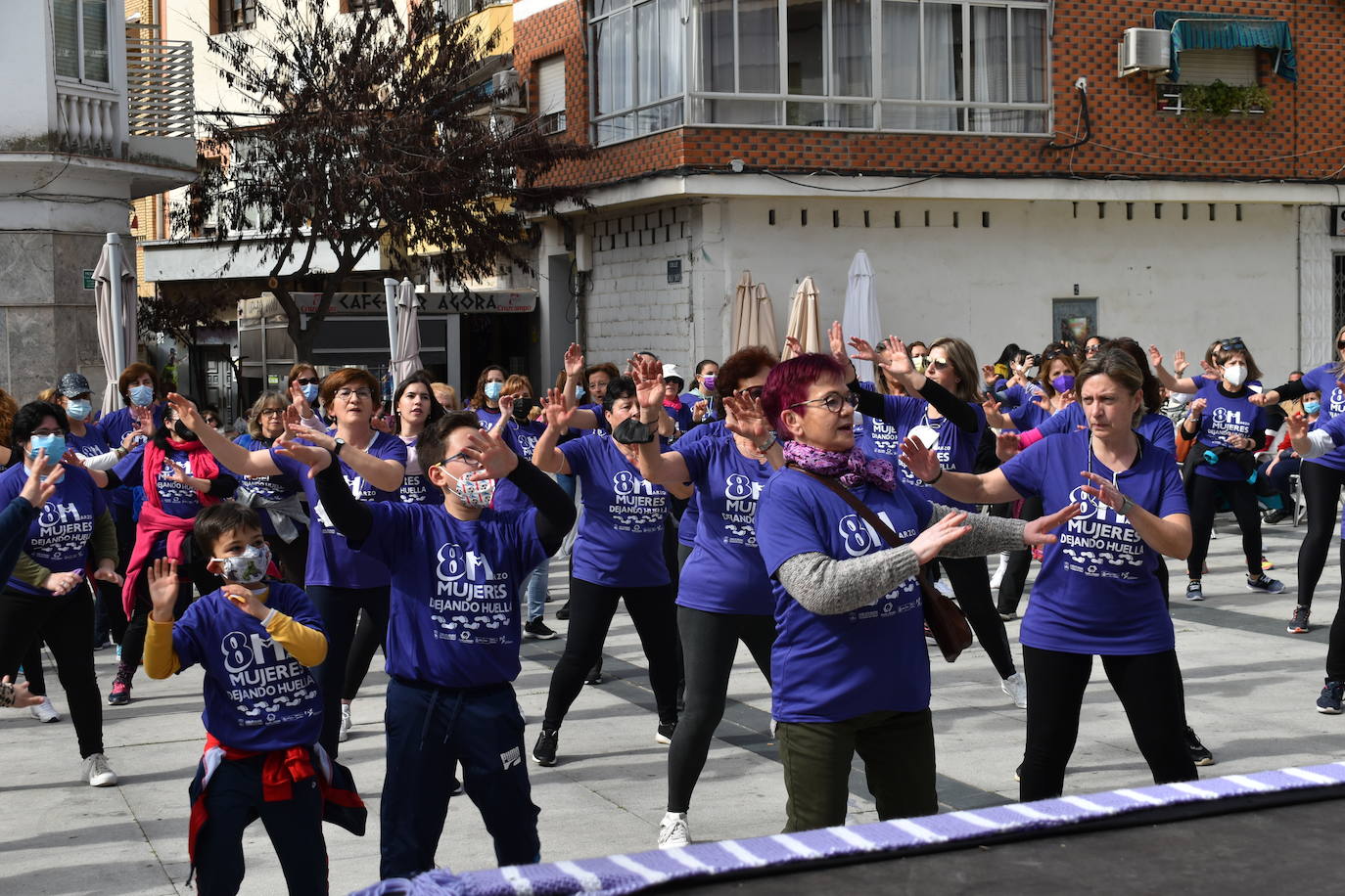 El pasado sábado 5 de marzo Miajadas acogió con antelación su tradicional marcha por el Día Internacional de la mujer, 8 M, en la que miajadeños y miajadeñas marcaron juntos el camino por la igualdad entre hombres y mujeres. Tras la marcha participaron en una Master Class de Zumba y entraron en el sorteo de una bicicleta, cuya ganadora fue Beatriz Barquilla. 
