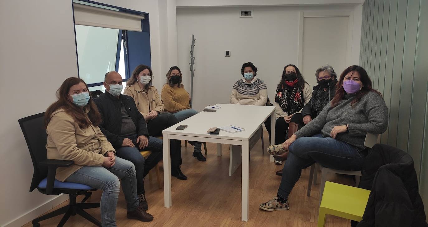 Reunión de la asociación con la diputada de Políticas Sociales, Igualdad, Participación y Atención a la Ciudadanía Amelia Molero y la concejala de Servicios Sociales Isabel Ruíz 