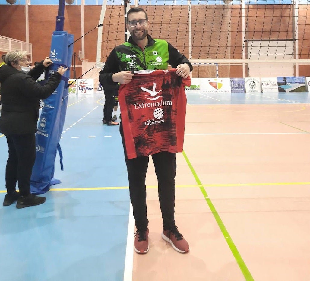 El equipo obsequió al entrenador con una camiseta especial tras el último partido de liga 
